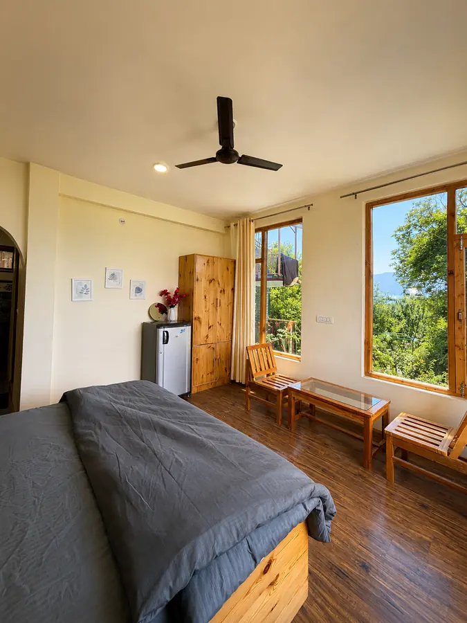 Warm wooden duplex room at Ghar in the Hills Naggar