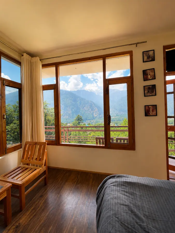 2 BHK homestay bedroom in Naggar with wooden furniture